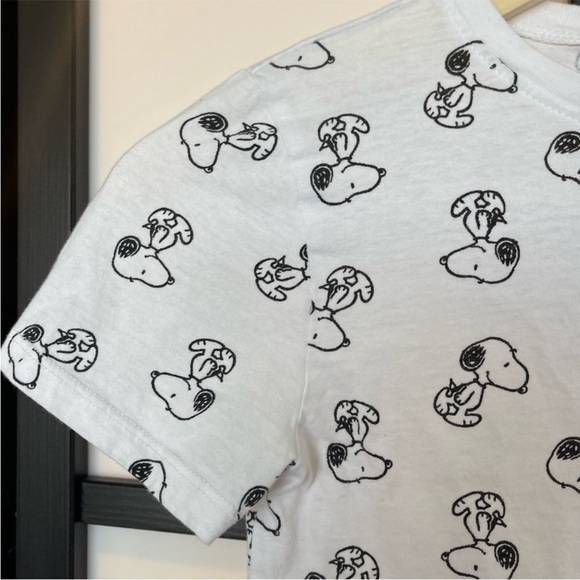 H&M short sleeve snoopy t-shirt. Size 6-8 - Picture 6 of 10